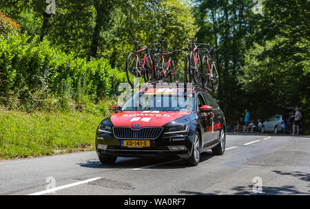 Bosdarros, France - 19 juillet 2019 : La voiture de l'équipe féminine Sunweb durs dans Bosdarros durant la course par le Tour de France 2019 Banque D'Images