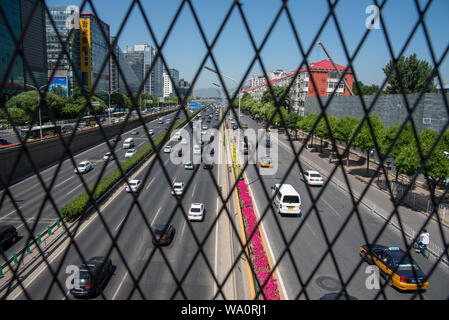 Beijing, Chine - le 4 juin 2019 : wagons en mouvement rapide sur une autoroute à voies multiples animée ville de Beijing en Chine Banque D'Images