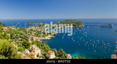 Grande vue panoramique de Villefranche, Côte d'Azur France, montrant la grande baie s'étendant du Cap Ferat rond jusqu'à la ville médiévale Banque D'Images