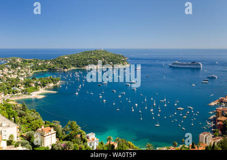 Grande vue panoramique de Villefranche, Côte d'Azur France, montrant la grande baie s'étendant du Cap Ferat rond jusqu'à la ville médiévale Banque D'Images