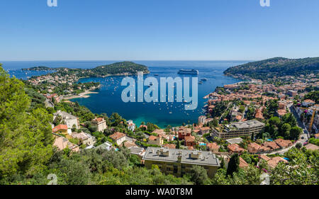 Vue panoramique de haut niveau de Villefranche sur mer, Côte d'Azur France, montrant la large baie s'étendant du Cap Ferat rond à la ville médiévale Banque D'Images