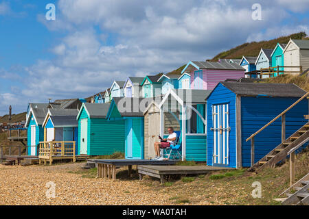 Cabines de plage à l'Ouest, les falaises Hordle Lymington sur une chaude journée ensoleillée à Milford on Sea, Hampshire, Royaume-Uni en août Banque D'Images