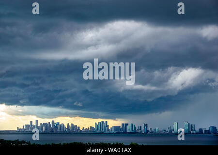 Miami Beach Floride, nuages sombres temps ciel tempête nuages rassemblement, pluie, horizon de la ville, Biscayne Bay, FL190731008