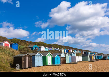 Cabines de plage à l'Ouest, les falaises Hordle Lymington sur une chaude journée ensoleillée à Milford on Sea, Hampshire, Royaume-Uni en août Banque D'Images