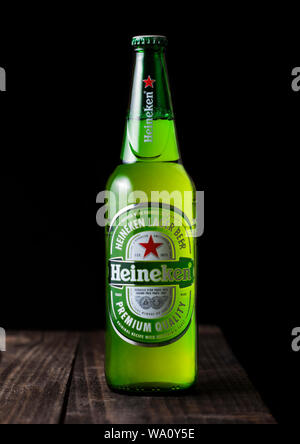 Londres, Royaume-Uni - 27 avril 2018 : bouteille de Heineken Bière Blonde sur fond de bois sombre. Heineken est le produit phare de la Heineken Banque D'Images