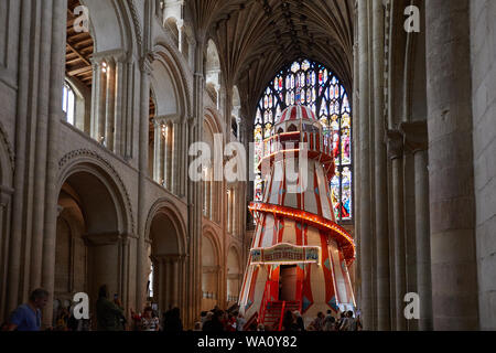 Cathédrale de Norwich helter skelter, installé dans la nef pour permettre aux gens de "voir autrement". Banque D'Images