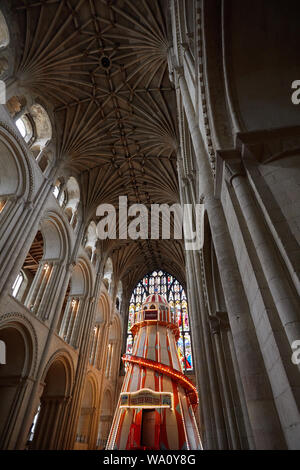 Cathédrale de Norwich helter skelter, installé dans la nef pour permettre aux gens de "voir autrement". Banque D'Images