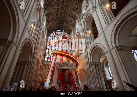 Cathédrale de Norwich helter skelter, installé dans la nef pour permettre aux gens de "voir autrement". Banque D'Images