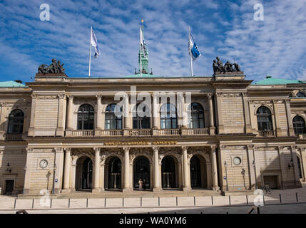 Low angle view dans la construction de la Chambre de Commerce de Hambourg, Allemagne Banque D'Images