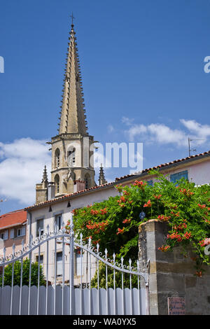 La flèche de la cathédrale de Mirepoix contre un bleu ciel d'été. Ariège, France. Banque D'Images