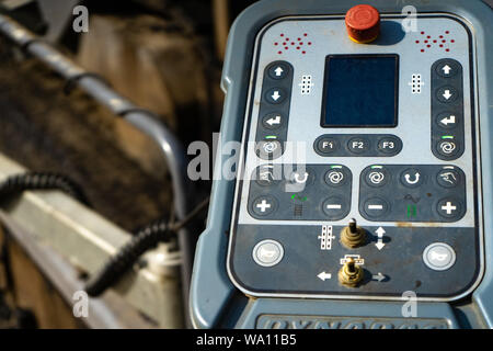 Région de Tcheliabinsk, Russie - août 2019. Le pavé de commande. La réparation des routes. Le pavage d'asphalte. La pose d'une nouvelle couche d'asphalte Banque D'Images