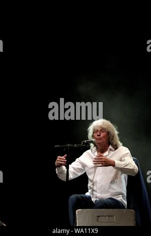 Madrid Espagne ; 08/15/2019. Jose Merce (chanteur) en concert. Parties d'été à Madrid, Espagne. La Virgen de La Paloma une petite peinture qui rend les gens s'habillent en Chulapos et Chulapas et s'éteint dans les rues de la quartier La Latina et des boissons, des danses et rafraîchit le 30 degrés la nuit. Et Chulapas Chulapos (c'est ce que les habitants des quartiers de Madrid sont appelés) danse chotis et danses indigènes (pasodobles) dans les rues avec leurs vestes à carreaux avec un œillet à la boutonnière, chapeau et parpusa (mens) et leurs robes en pointillés, avec des châles de Manille et sur la tête un h Banque D'Images