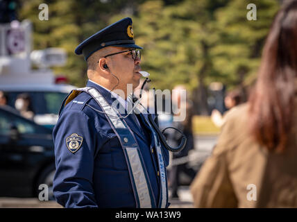 Agent de police de diriger la circulation à Tokyo, Japon. Banque D'Images