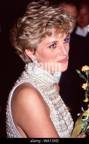 La princesse Diana a participé à une réception à Spencer House portant une robe Catherine Walker. Londres. UK Banque D'Images