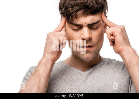 Épuisé l'homme souffrant de migraines et de toucher la tête avec les doigts isolated on white Banque D'Images