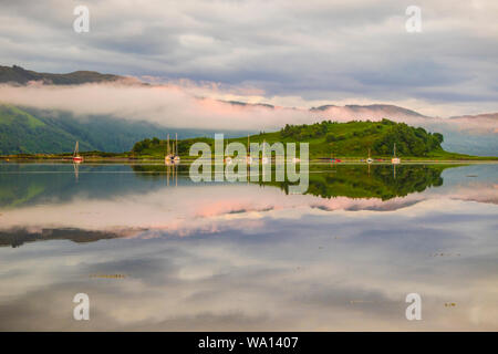 Slumbay Island dans le Loch Carron de par la boutique à Lochcarron village, Wester Ross, Highlands d'Ecosse Banque D'Images