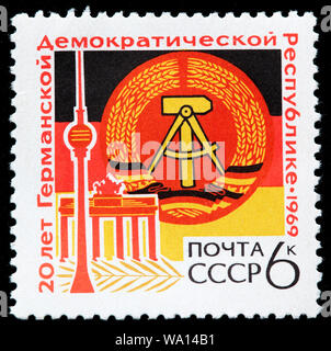 Armoiries et Drapeau de la RDA, Porte de Brandebourg, la Tour Ostankino, timbre-poste, Russie, URSS, 1969 Banque D'Images