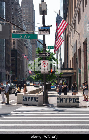 La 5ème Avenue, vue en été de l'intersection de la 5e Avenue et West 57th Street à Manhattan, avec Tiffany & Co store visible, New York City, USA. Banque D'Images