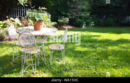 Mobilier de jardin à l'ancienne dans un joli jardin Banque D'Images