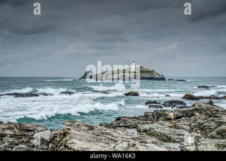 Une photo de Godrevy Lighthouse situé dans l'Océan Atlantique sur une petite île au large de Gwithian Hayle, sables bitumineux, South West Cornwall sur un sombre jour de tempête. Banque D'Images