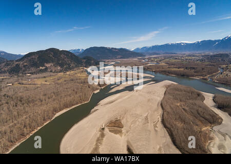 Vue aérienne de la vallée du fleuve Fraser, près de la ville de Yarrow, prise à des niveaux d'eau bas. Banque D'Images