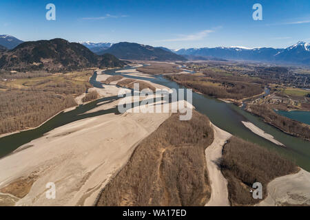 Vue aérienne du fleuve Fraser par la ville de Chilliwack, en Colombie-Britannique. Banque D'Images