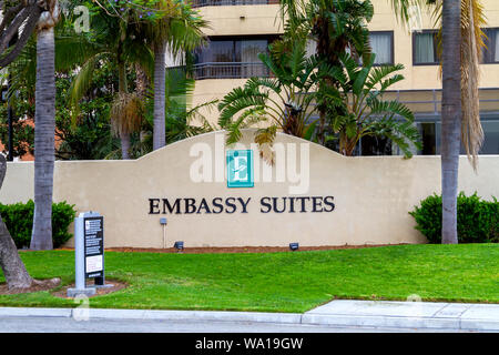 Orange, CA / USA - Mai 15, 2019 : l'hôtel Embassy Suites by Hilton à Orange, en Californie est situé au 400 North State College Blvd. Banque D'Images