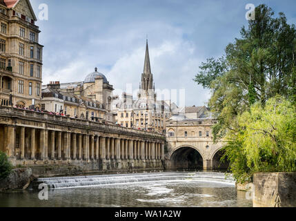 Pulteney Bridge sur la rivière Avon à Bath, Somerset, Royaume-Uni Banque D'Images