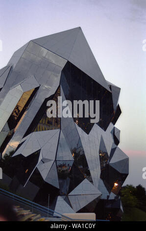 Architecture d'avant-garde : l'énorme cristal de verre et d'acier, Kinemax, Futuroscope, à la brunante, Vienne, Nouvelle-Aquitaine, France Banque D'Images