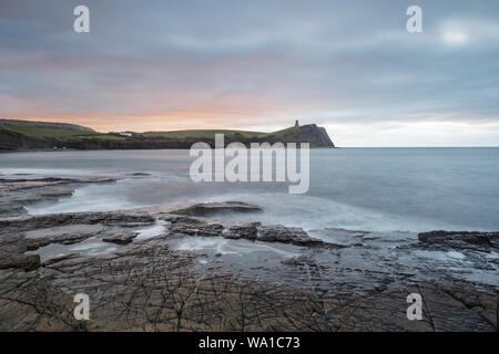 Les barres rocheuses à la baie de Kimmeridge au lever du soleil. La baie de Kimmeridge est une partie de l'UNESCO World Heritage Site côte jurassique et est fameuse pour ses geolog Banque D'Images