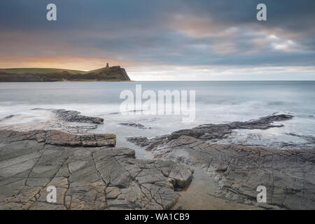 Les barres rocheuses à la baie de Kimmeridge au lever du soleil. La baie de Kimmeridge est une partie de l'UNESCO World Heritage Site côte jurassique et est fameuse pour ses geolog Banque D'Images