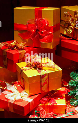 Gros tas de cadeaux de Noël rouge et jaune Banque D'Images