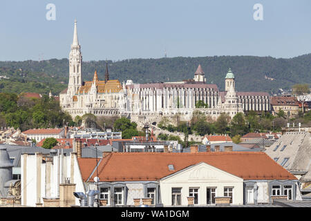 L'église Saint Pierre à Budapest, Hongrie. Assis par le Bastion des Pêcheurs, l'église Saint Pierre a été construite au 10ème siècle avant la cur Banque D'Images