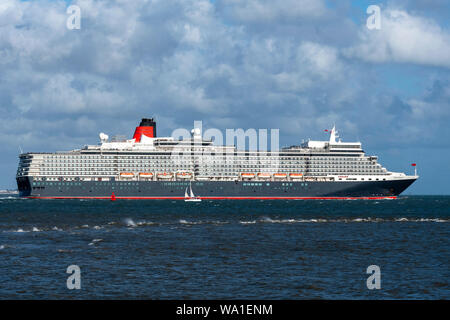 À base de Southampton Queen Elizabeth croisière Cunard Queen Victoria,phare de la Cunard, le Queen Mary2 on appelle les 3 Queens partent ensemble sur la marée Banque D'Images