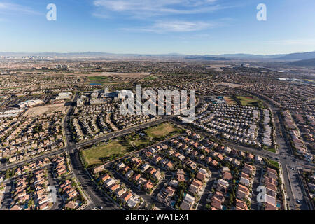 Vue aérienne de la rue de banlieue et les toits dans le quartier de Summerlin Las Vegas, Nevada. Banque D'Images