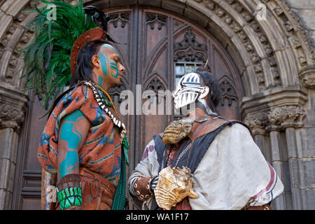 Edinburgh Fringe, Royal Mile, Écosse, Royaume-Uni. 18 août 2019 Julio (à gauche) et Reuben (à droite) du Mexique font la promotion de leurs personnages dans le rituel Maya sur la High Street. Banque D'Images