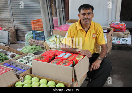La vente du vendeur fruits at a market stall Banque D'Images