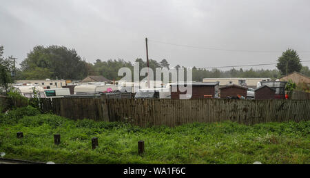 Se rassembler à la police une caravane site près de Burghfield Common dans le Berkshire. Banque D'Images