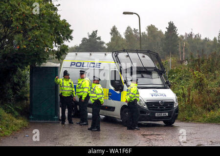 Se rassembler à la police une caravane site près de Burghfield Common dans le Berkshire. Banque D'Images