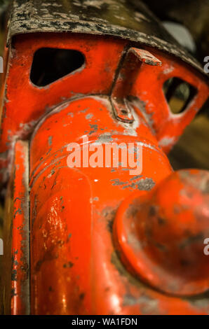 Un vieux, weathered tin toy train. Banque D'Images