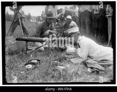 BARNET, GEORGE, le MAJ. GEN., commandant, U.S.M.C. MARINE CORPS ; l'INSPECTION DE TIR AUTOMATIQUE COLT'S Banque D'Images