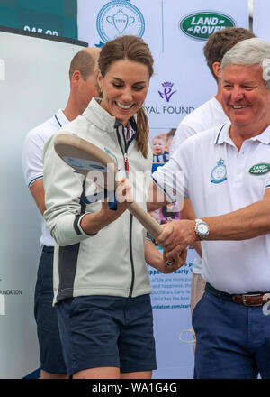 La duchesse de Cambridge reçoit la cuillère en bois à la remise des prix pour les Kings Cup yacht de courses tenues à Cowes en 2019 - Île de Wight, Angleterre, Royaume-Uni Banque D'Images