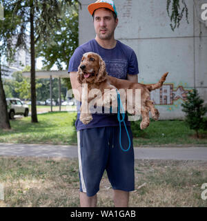 Belgrade, Serbie, 26 juillet 2019 : un cocker brun dans ses bras Banque D'Images