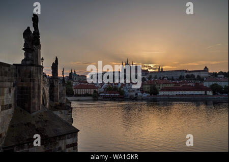 Vue sur le Pont Charles (Karluv Most) sur la rivière Vltava, quartier de Mala Strana et Prague (Hradcany) Château de Prague, en République tchèque, au coucher du soleil. Banque D'Images