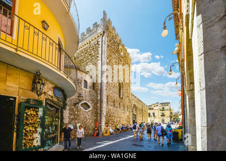 Sites touristiques les touristes dans la rue principale, Corso Umberto, dans la station balnéaire de Méditerranée Taormina Italie sur l'île de la Sicile Banque D'Images