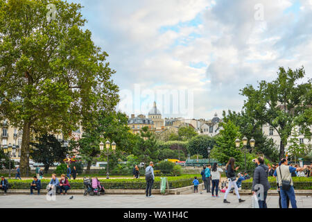 Les touristes et les familles françaises se rassemblent à la place Jean-Paul II à l'extérieur de la Cathédrale Notre Dame sur l'Ile de la Cité à Paris France Banque D'Images