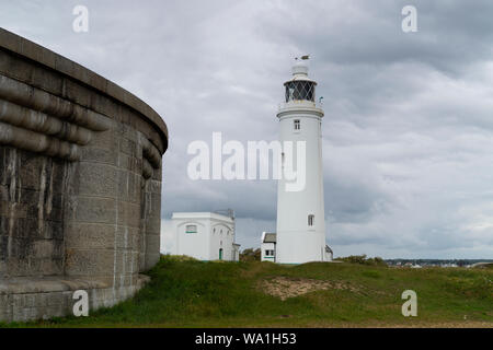 Hurst Point Lighthouse avec l'extrémité est du château de Hurst au premier plan. Banque D'Images