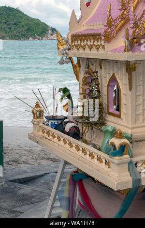 Spirit house avec échelle et les offres de Haad Rin Beach l'île de Pha Ngan Thaïlande Banque D'Images