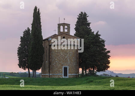 Cappella della Madonna di Vitaleta dans le Val d'orcia, Toscane. Banque D'Images