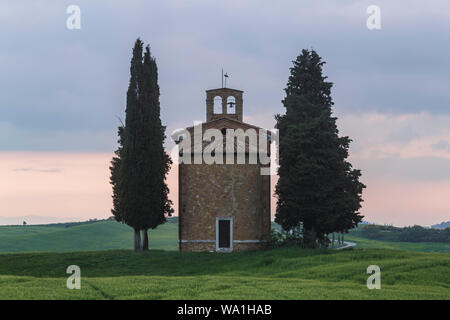 Cappella della Madonna di Vitaleta dans le Val d'orcia, Toscane. Banque D'Images